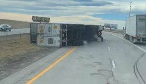 ΗΠΑ: Σφοδρές ριπές ανέμων στο Γουαϊόμινγκ ανέτρεψαν νταλίκες σαν χάρτινα παιχνίδια (video)