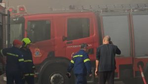 Φωτιά σε αποθήκες εργοστασίου στου Ρέντη – Ισχυρές δυνάμεις της Πυροσβεστικής στο σημείο