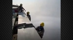 Στα όρια του θανάτου: Νεπαλέζοι εργάτες κρεμασμένοι στα 828 μέτρα καθαρίζουν το Burj Khalifa – Βίντεο που κόβει την ανάσα