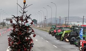 Στολισμένο με χριστουγεννιάτικο δέντρο το μπλόκο Θήβας -«24 ώρες το 24ωρο, επτά στα επτά, θα ‘μαστε εδώ» λένε οι αγρότες