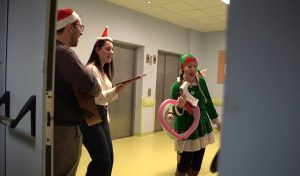 Χριστούγεννα στο Παίδων «Αγία Σοφία»: Μουσική, χαμόγελα και κάλαντα στους διαδρόμους του νοσοκομείου (video)