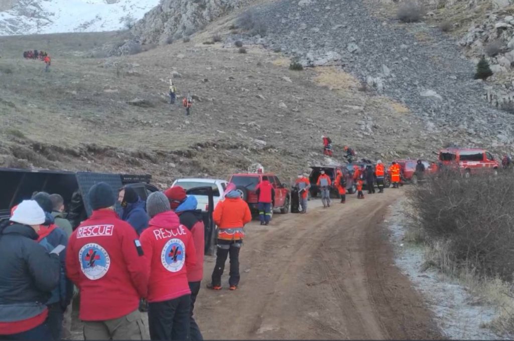Τραγωδία στα Βαρδούσια: Σε εξέλιξη η ανάσυρση των ορειβατών – Στο νοσοκομείο Ιτέας η πρώτη σορός