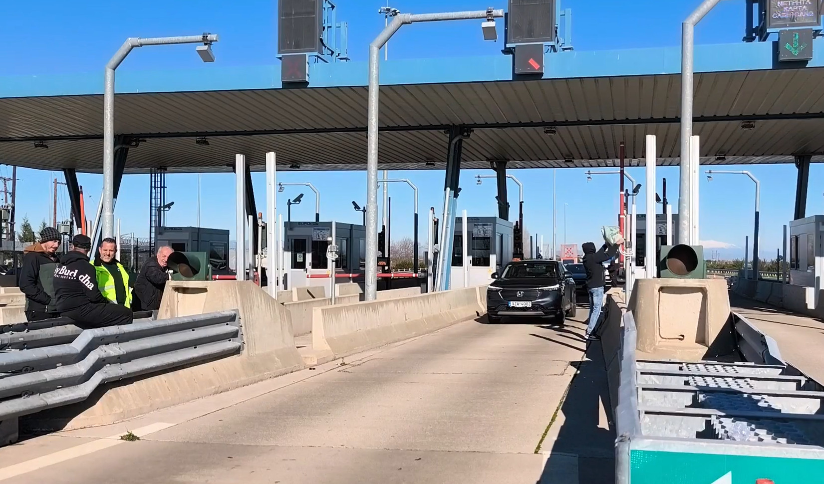 &Alpha;&gamma;&rho;ό&tau;&epsilon;&sigmaf;: &Sigma;ή&kappa;&omega;&sigma;&alpha;&nu; &tau;&iota;&sigmaf; &mu;&pi;ά&rho;&epsilon;&sigmaf; &delta;&iota;&omicron;&delta;ί&omega;&nu; &sigma;&tau;&eta;&nu; &Kappa;&alpha;&rho;&delta;ί&tau;&sigma;&alpha; - &Pi;&alpha;&rho;&alpha;&mu;έ&nu;&omicron;&upsilon;&nu; &sigma;&tau;&alpha; &mu;&pi;&lambda;ό&kappa;&alpha;