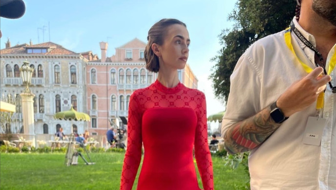 To «Emily in Paris» Νο1 στο Netflix: Η Λίλι Κόλινς αποκαλύπτει το αγαπημένο της «Lady in Red» look από τη νέα σεζόν