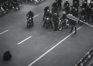 «Ιρανική Τιενανμέν»: Το viral βίντεο ενός διαδηλωτή απέναντι σε αστυνομικές δυνάμεις