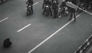 «Ιρανική Τιενανμέν»: Το viral βίντεο ενός διαδηλωτή απέναντι σε αστυνομικές δυνάμεις