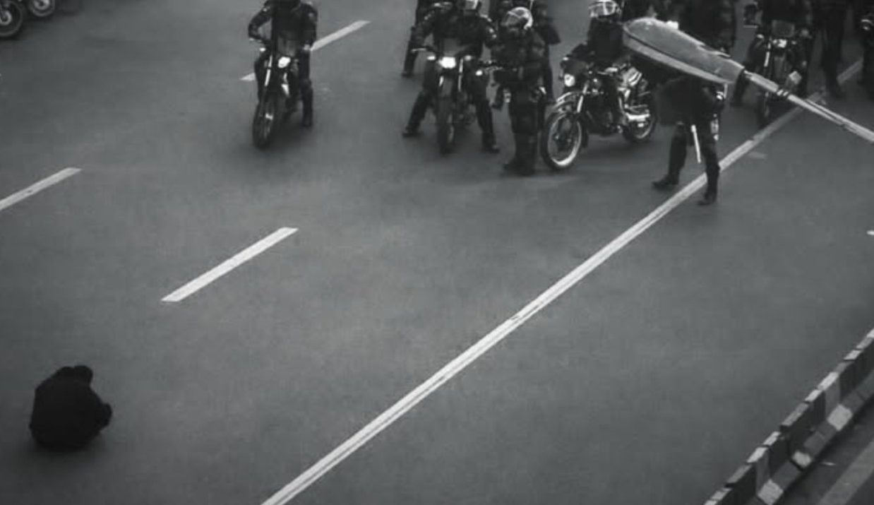 &laquo;&Iota;&rho;&alpha;&nu;&iota;&kappa;ή &Tau;&iota;&epsilon;&nu;&alpha;&nu;&mu;έ&nu;&raquo;: &Tau;&omicron; viral &beta;ί&nu;&tau;&epsilon;&omicron; &epsilon;&nu;ό&sigmaf; &delta;&iota;&alpha;&delta;&eta;&lambda;&omega;&tau;ή &alpha;&pi;έ&nu;&alpha;&nu;&tau;&iota; &sigma;&epsilon; &alpha;&sigma;&tau;&upsilon;&nu;&omicron;&mu;&iota;&kappa;έ&sigmaf; &delta;&upsilon;&nu;ά&mu;&epsilon;&iota;&sigmaf;