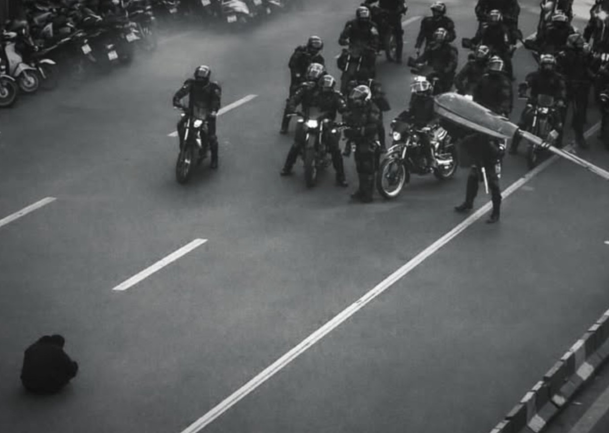 «Ιρανική Τιενανμέν»: Το viral βίντεο ενός διαδηλωτή απέναντι σε αστυνομικές δυνάμεις «Ιρανική Τιενανμέν»: Το viral βίντεο ενός διαδηλωτή απέναντι σε αστυνομικές δυνάμεις