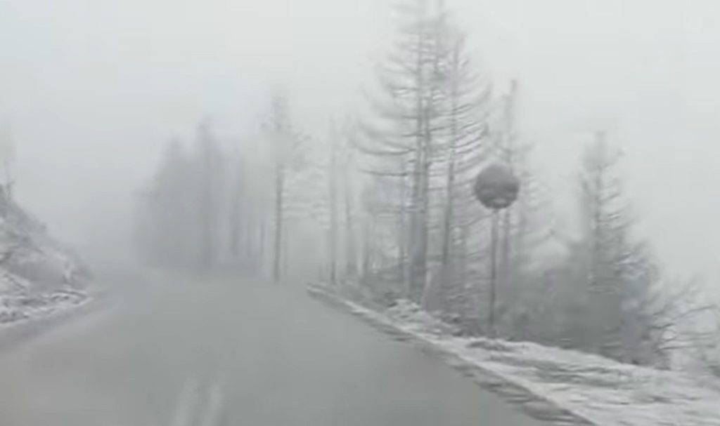 Έπεσαν τα πρώτα χιόνια στην Καστανιά Στυμφαλίας – Χωρίς προβλήματα διεξάγεται η κυκλοφορία