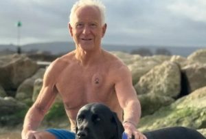 Βρετανία: Σκύλος-ήρωας έσωσε τον ιδιοκτήτη του όταν έπαθε καρδιακό επεισόδιο σε άδεια παραλία – Πώς μπόρεσε να φωνάξει βοήθεια