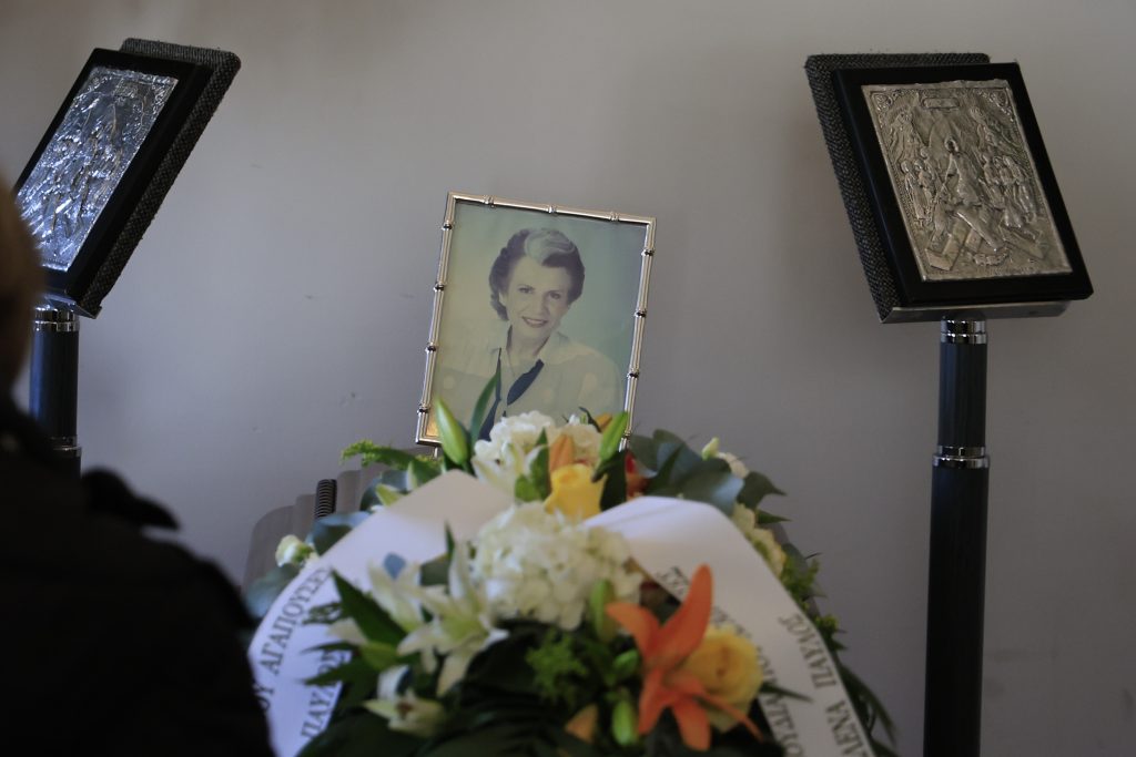 Σε κλίμα συγκίνησης η κηδεία της Σύλβας Ακρίτα στο Α’ Νεκροταφείο Αθηνών – Οι πρώτες εικόνες