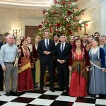 Τα πρωτοχρονιάτικα κάλαντα άκουσαν Μητσοτάκης και Τασούλας – Δείτε τα βίντεο