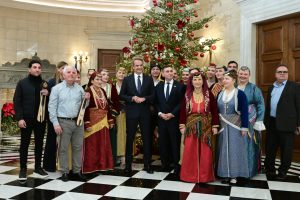 Τα πρωτοχρονιάτικα κάλαντα άκουσαν Μητσοτάκης και Τασούλας – Δείτε τα βίντεο