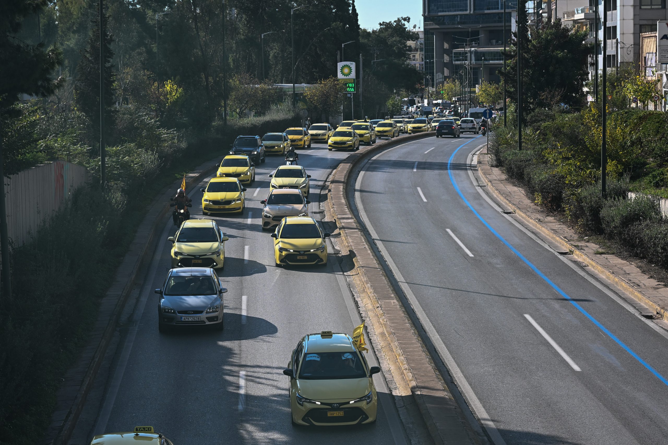 Ακινητοποιημένα τα ταξί σε όλη τη χώρα έως τα ξημερώματα της Πέμπτης