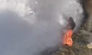 Αίγυπτος: Τουρίστρια γλίτωσε τελευταία στιγμή τον θάνατο όταν την παρέσυρε κύμα (βίντεο)