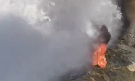 Αίγυπτος: Τουρίστρια γλίτωσε τελευταία στιγμή από βέβαιο θάνατο όταν την παρέσυρε κύμα (βίντεο)