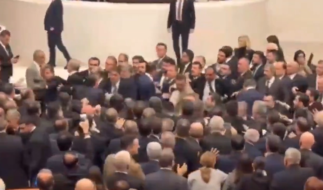 Σκηνές χάους στην τουρκική Εθνοσυνέλευση – Γροθιές και κλωτσιές μεταξύ βουλευτών