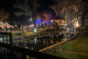 Κάτω από το έλατο: εναλλακτικά παρελθόντα