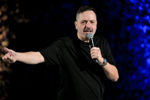 Τσουβέλας: «Ο πατέρας μου δεν ήταν αυστηρός ιερέας, έλεγε μόνο μην τρώτε κρέας έξω τη Μεγάλη Παρασκευή και με ξεφτιλίζετε»