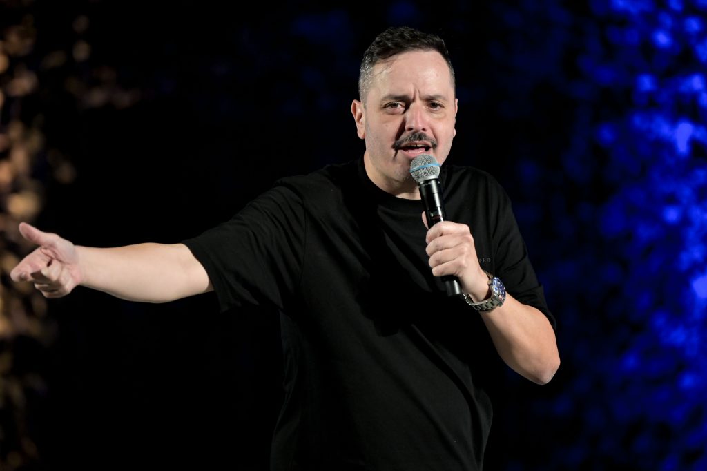 Τσουβέλας: «Ο πατέρας μου δεν ήταν αυστηρός ιερέας, έλεγε μόνο μην τρώτε κρέας έξω τη Μεγάλη Παρασκευή και με ξεφτιλίζετε»