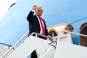 Απίθανη σκηνή στο Air Force One: Ο Τραμπ έδινε συνέντευξη στους δημοσιογράφους  και κάποιος προσπαθούσε να βγει από την τουαλέτα