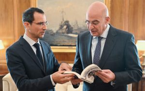 Ο Νίκος Δένδιας προλογίζει το νέο βιβλίο του Ιάσονα Πιπίνη για τη Λατινική Αμερική