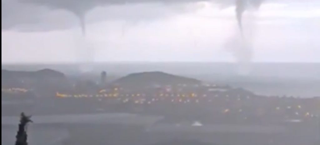 Ισπανία: Η συγκλονιστική στιγμή που τρεις υδροστρόβιλοι έπληξαν ταυτόχρονα την ακτή του Mazarrón