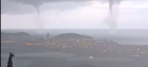 Ισπανία: Η συγκλονιστική στιγμή που τρεις υδροστρόβιλοι έπληξαν ταυτόχρονα την ακτή του Mazarrón