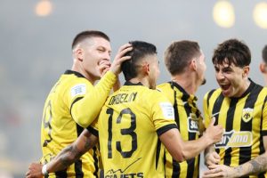 Σαμσουνσπόρ – ΑΕΚ: Συνθήματα για τον Κεμάλ πριν την έναρξη του αγώνα (vid)