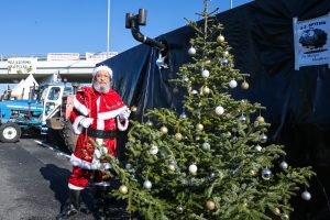 Αγρότες και Αι-Βασίλης μοίρασαν δώρα σε οδηγούς στο μπλόκο Μικροθηβών (video)