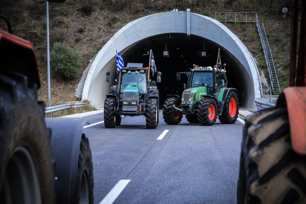 Μπλόκα: Κίνδυνος για τους εκδρομείς οι στενοί δρόμοι που αφήνουν ελεύθεροι οι αγρότες λέει η Αστυνομία