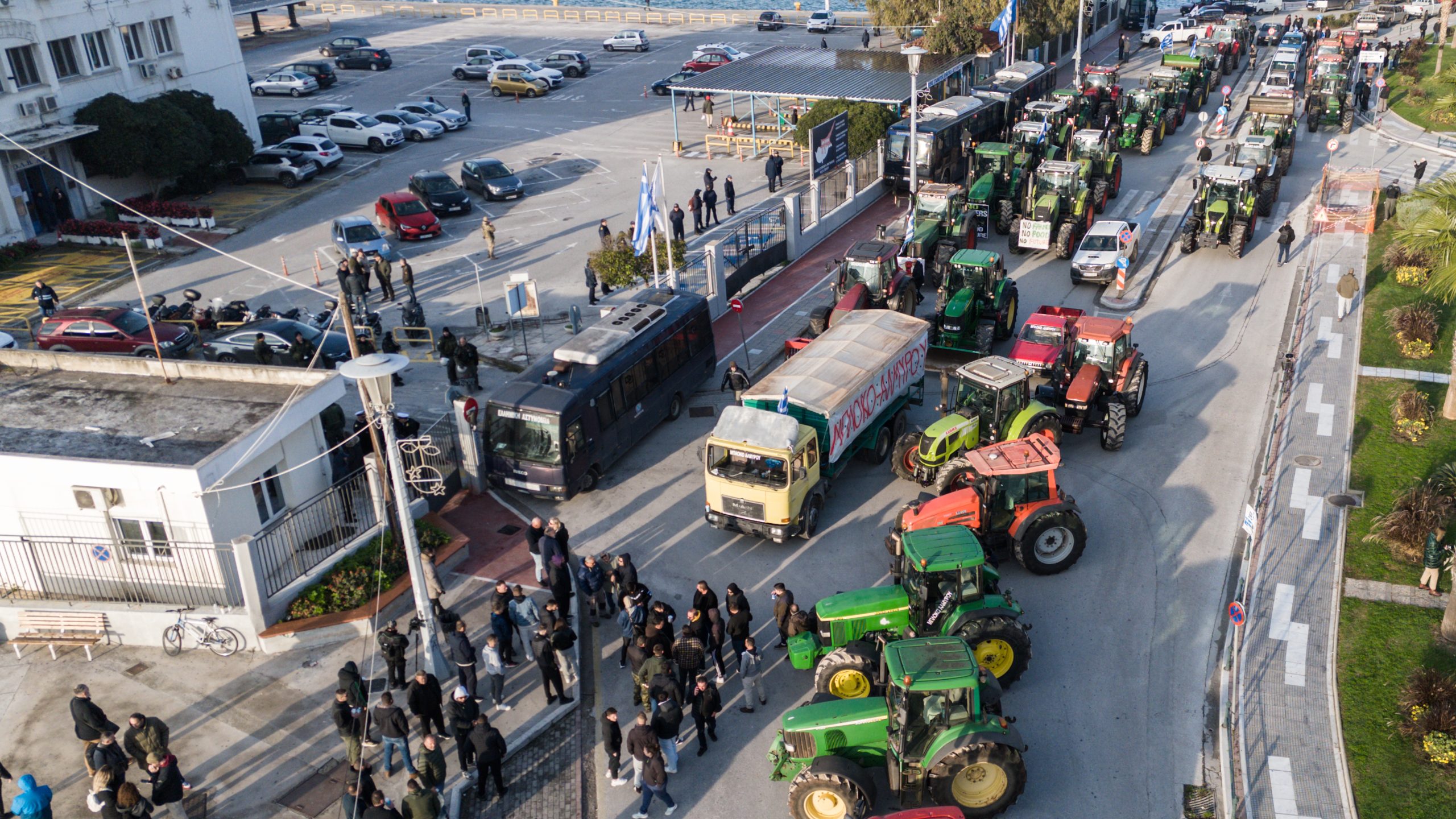 «Αγριεύουν» τα μπλόκα των αγροτών - Προς αποκλεισμό το λιμάνι της Θεσσαλονίκης την Παρασκευή