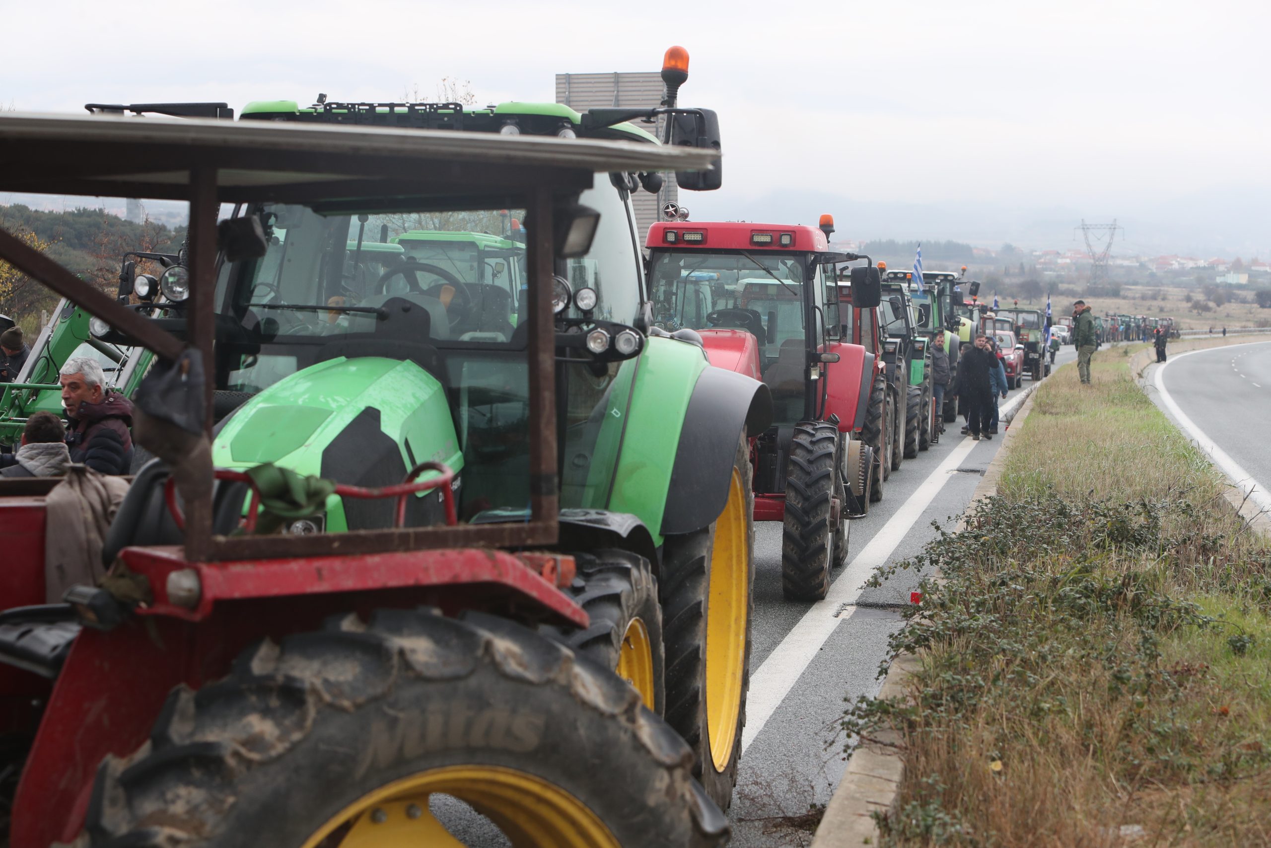 Χιλιάδες τρακτέρ στην Εθνική: Αποφασίζουν αν θα κλείσουν και τους παρακαμπτήριους - Πρόβα σύγκρουσης από την Αστυνομία