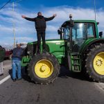 Αγρότες: Ουρές χιλιομέτρων στο Κάστρο Βοιωτίας – Σήκωσαν τις μπάρες διοδίων στην Καρδίτσα