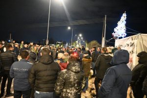 Ολοκληρώθηκε η σύσκεψη στο μπλόκο της Νίκαιας – Την Τρίτη η απάντηση των αγροτών στην κυβέρνηση