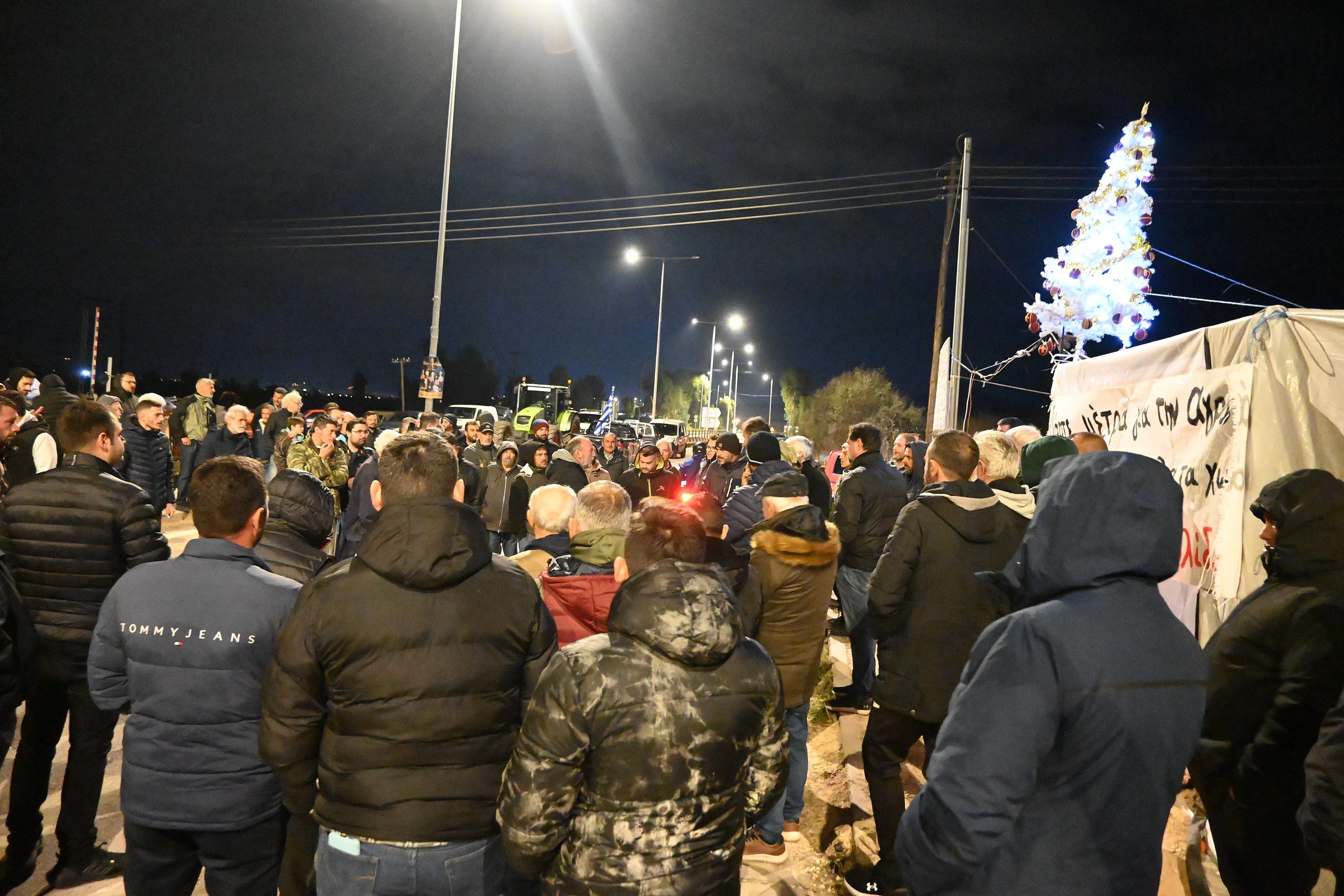 &Omicron;&lambda;&omicron;&kappa;&lambda;&eta;&rho;ώ&theta;&eta;&kappa;&epsilon; &eta; &sigma;ύ&sigma;&kappa;&epsilon;&psi;&eta; &sigma;&tau;&omicron; &mu;&pi;&lambda;ό&kappa;&omicron; &tau;&eta;&sigmaf; &Nu;ί&kappa;&alpha;&iota;&alpha;&sigmaf; - &Tau;&eta;&nu; &Tau;&rho;ί&tau;&eta; &eta; &alpha;&pi;ά&nu;&tau;&eta;&sigma;&eta; &tau;&omega;&nu; &alpha;&gamma;&rho;&omicron;&tau;ώ&nu; &sigma;&tau;&eta;&nu; &kappa;&upsilon;&beta;έ&rho;&nu;&eta;&sigma;&eta;