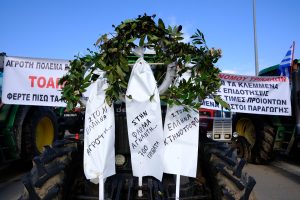 Τα μπλόκα και η κοινωνία