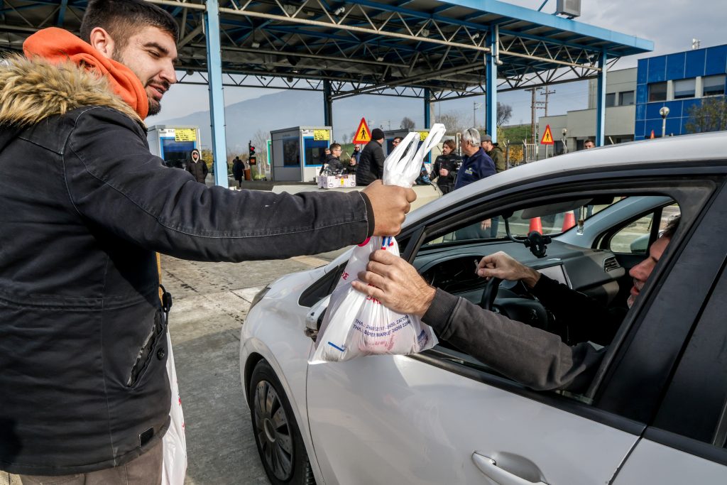 Μπλόκα: Δεν άνοιξαν τις μπάρες στα διόδια του Ωραιοκάστρου –  Οι αγρότες μοιράζουν όσπρια και κηπευτικά
