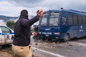 Ξεσηκωμός αγροτών σε όλη την Ελλάδα: Αποκλεισμένα αεροδρόμια και τελωνεία – Μάχες με τις δυνάμεις των ΜΑΤ