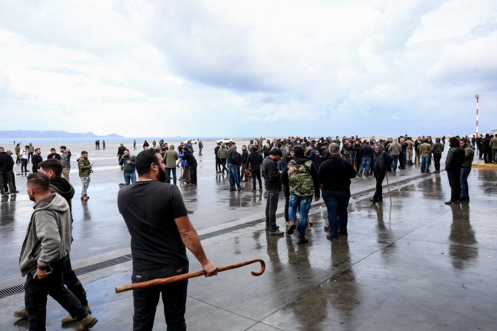 Ταυτοποιήσεις αγροτών μετά την έφοδο στη πίστα του αεροδρομίου – Παραπέμπονται για εγκληματική οργάνωση