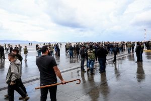 Ταυτοποιήσεις αγροτών μετά την έφοδο στη πίστα του αεροδρομίου – Παραπέμπονται για εγκληματική οργάνωση