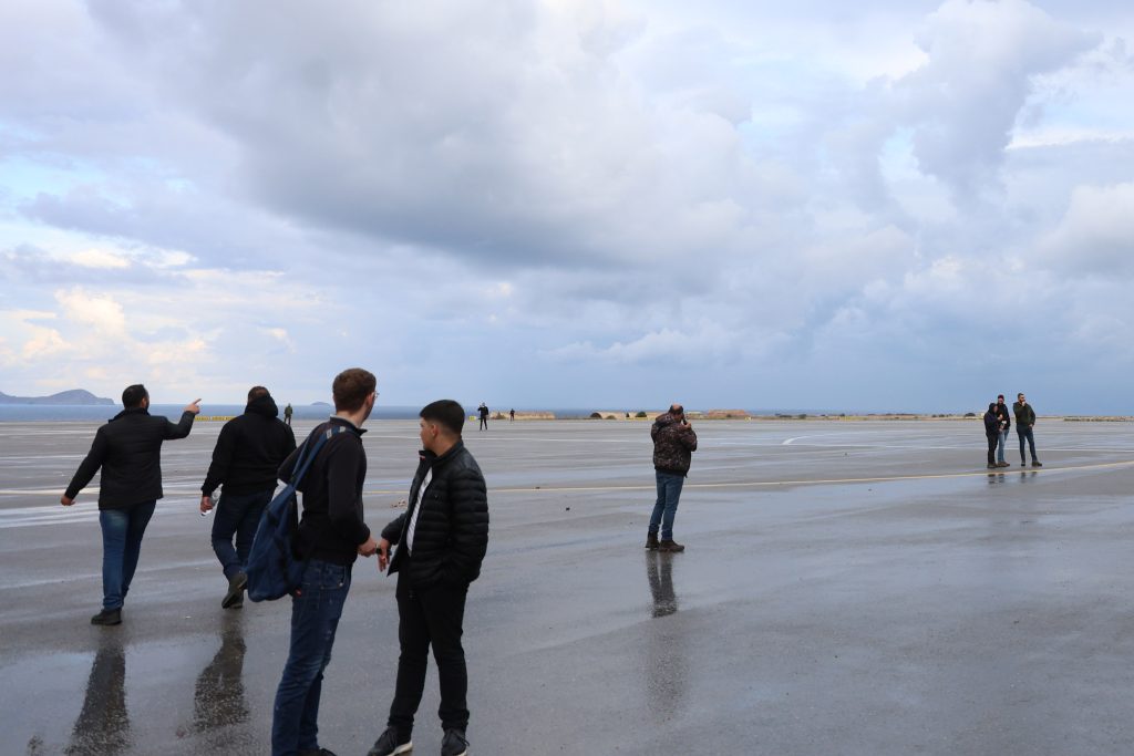 Αγροτικές κινητοποιήσεις: Μετέτρεψαν σε… γήπεδο την πίστα του αεροδρομίου Ηρακλείου (βίντεο)