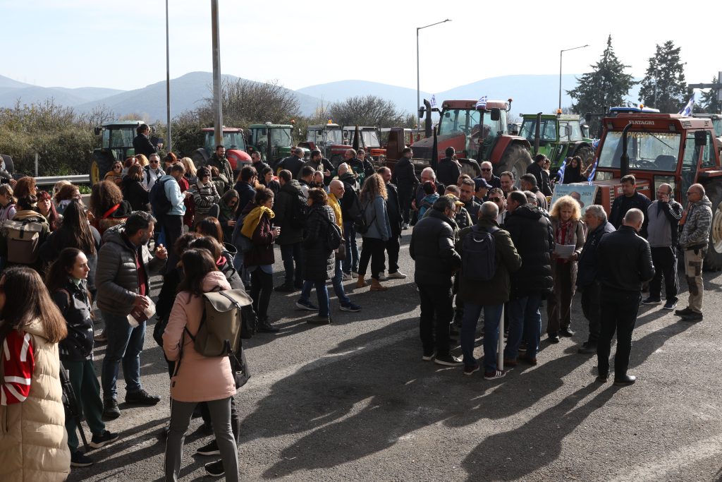 Αγρότες: Κρίσιμες συσκέψεις στα μπλόκα μετά τις εξαγγελίες Τσιάρα – Έρχονται αποφάσεις για τις κινητοποιήσεις