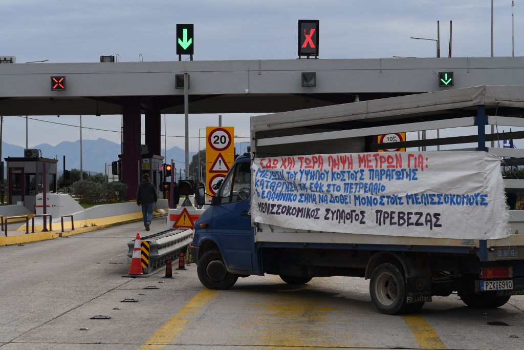 Μπλόκα σε όλη τη χώρα: Οι αγρότες ανοίγουν μπάρες διοδίων – Πώς θα ταξιδέψουν οι εκδρομείς