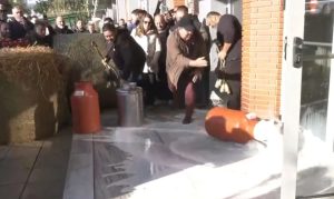 Έντονες διαμαρτυρίες αγροτών στην Καβάλα: Έκαναν κατάληψη στο κτίριο της Αντιπεριφέρειας – Πέταξαν γάλα και άχυρα