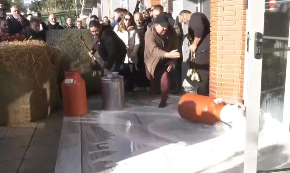 Έντονες διαμαρτυρίες αγροτών στην Καβάλα: Έκαναν κατάληψη στο κτίριο της Αντιπεριφέρειας - Πέταξαν γάλα και άχυρα