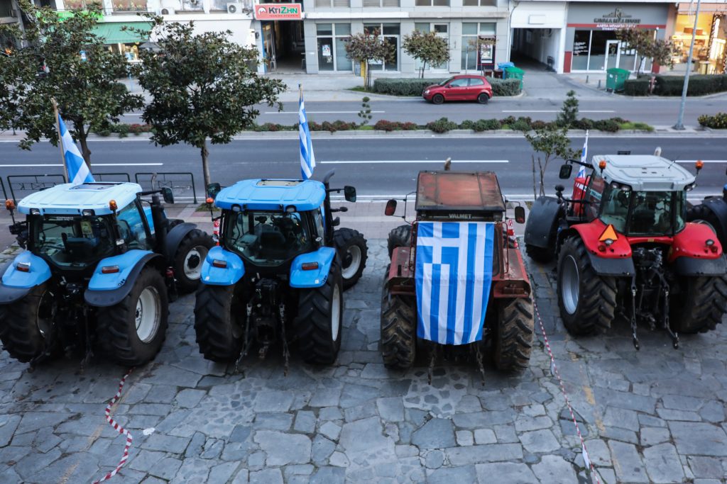 Αγρότες επιχείρησαν να αναποδογυρίσουν περιπολικό σε νέο μπλόκο στην Καλαμάτα