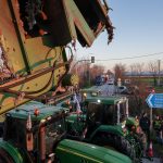 Ανυποχώρητοι οι αγρότες: Πρωτοχρονιά στα μπλόκα – Έκλεισαν παρακαμπτήριους σε Νίκαια, Ιόνια Οδό και την Λάρισας–Βόλου