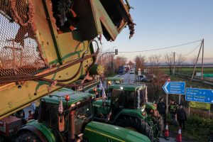 Ανυποχώρητοι οι αγρότες : Πρωτοχρονιά στα μπλόκα – Έκλεισαν παρακαμπτήριους σε Νίκαια, Ιόνια Οδό και την Λάρισας–Βόλου