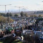 Αγρότες: Στα δύο «κόβουν» τη χώρα τα μπλόκα – Παραμένουν στους δρόμους με ψησταριές και σκηνές